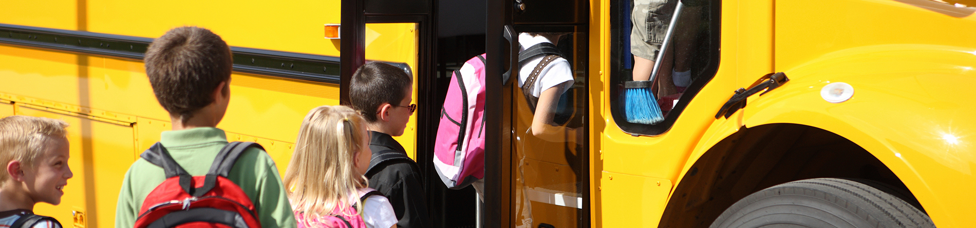 Studenti koji se ukrcavaju u autobus