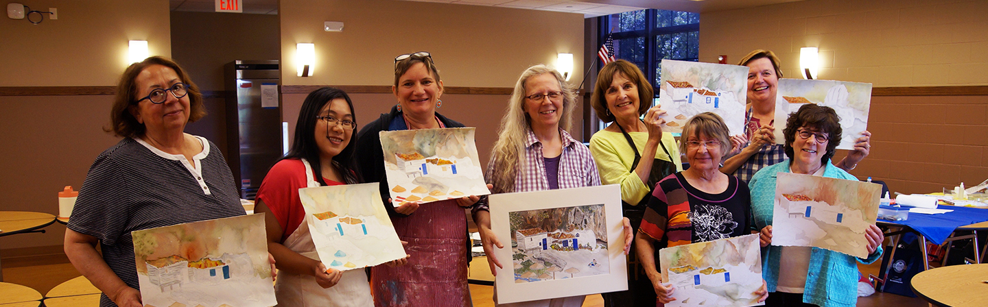 Grupa odraslih akvarela koji prikazuju svoje radove u učionici